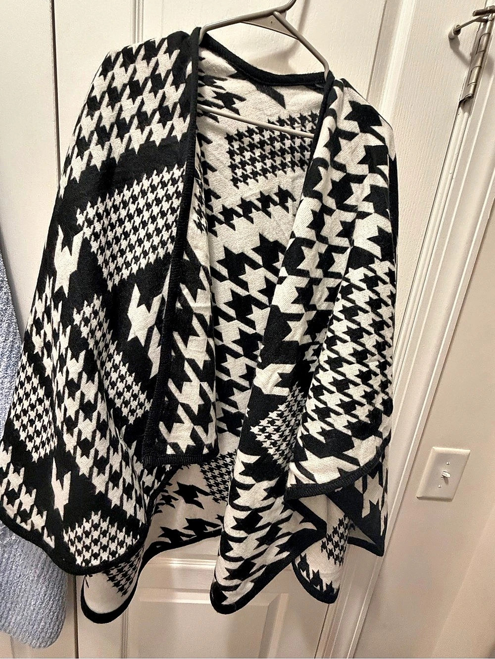 Black & White Houndstooth Poncho Like New